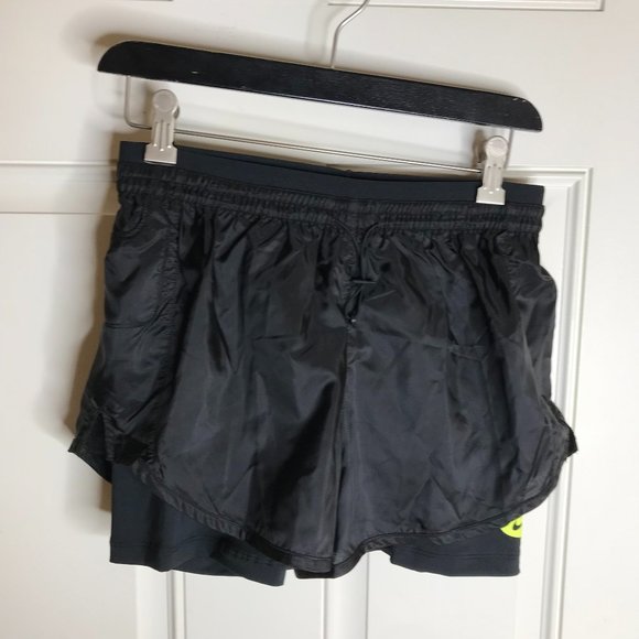 Nike Pants - NWT Nike Women's Icon Clash Tempo Luxe Running Shorts DD7739-010 ~ Size XS